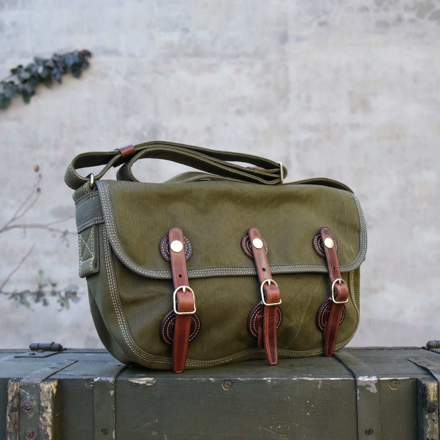 Heavy-Duty Washed Vintage Canvas with Top Layer Cowhide Single Shoulder Crossbody Bag Travel Bag Cycling Bag Large Three Yuan Bag