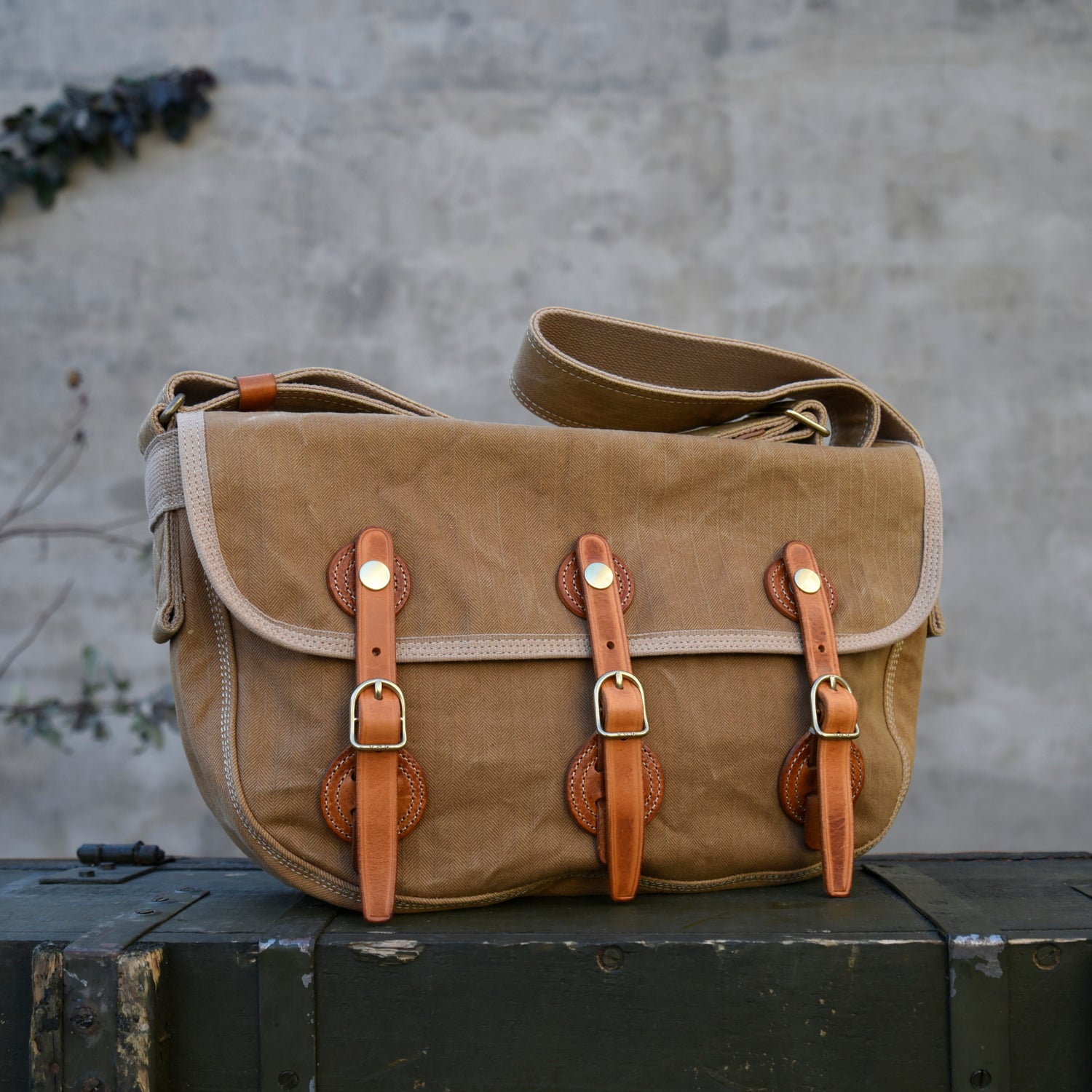 Heavy-Duty Washed Vintage Canvas with Top Layer Cowhide Single Shoulder Crossbody Bag Travel Bag Cycling Bag Large Three Yuan Bag