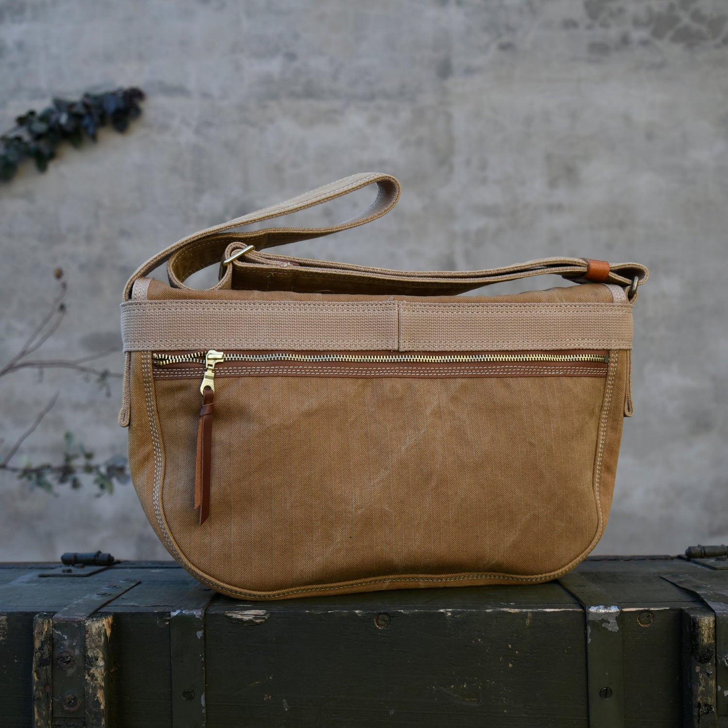 Heavy-Duty Washed Vintage Canvas with Top Layer Cowhide Single Shoulder Crossbody Bag Travel Bag Cycling Bag Large Three Yuan Bag