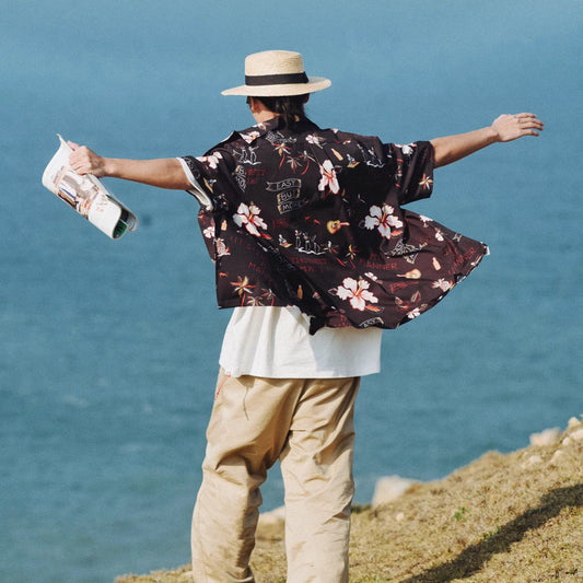 Relaxed floral Hawaiian short-sleeved shirt for men and women, trendy summer design, unique style.