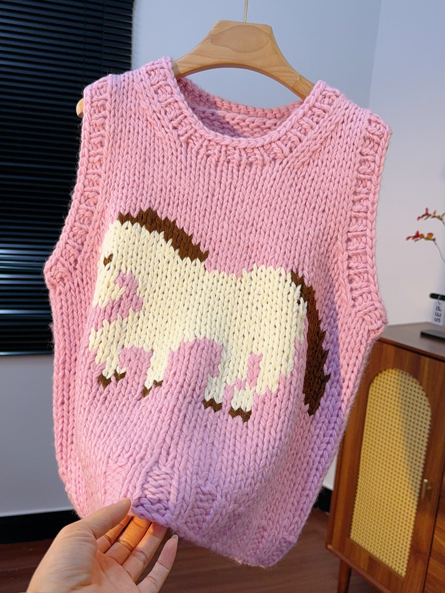 Hand-made Thick-Yarn Wool Vest – Vintage Pony Motif Knitted Sleeveless for Women