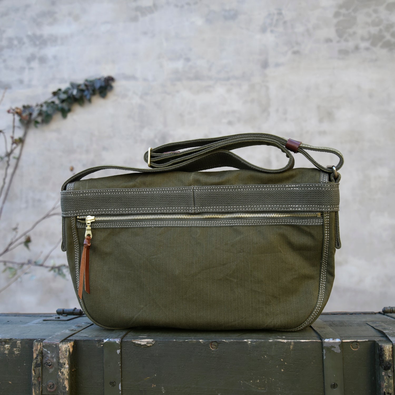 Heavy-Duty Washed Vintage Canvas with Top Layer Cowhide Single Shoulder Crossbody Bag Travel Bag Cycling Bag Large Three Yuan Bag