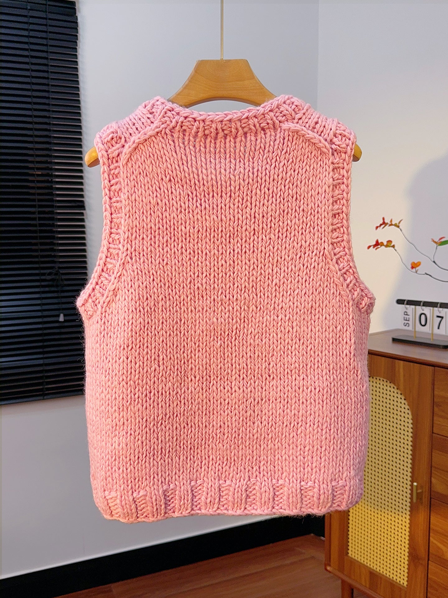 Hand-made Thick-Yarn Wool Vest – Vintage Pony Motif Knitted Sleeveless for Women