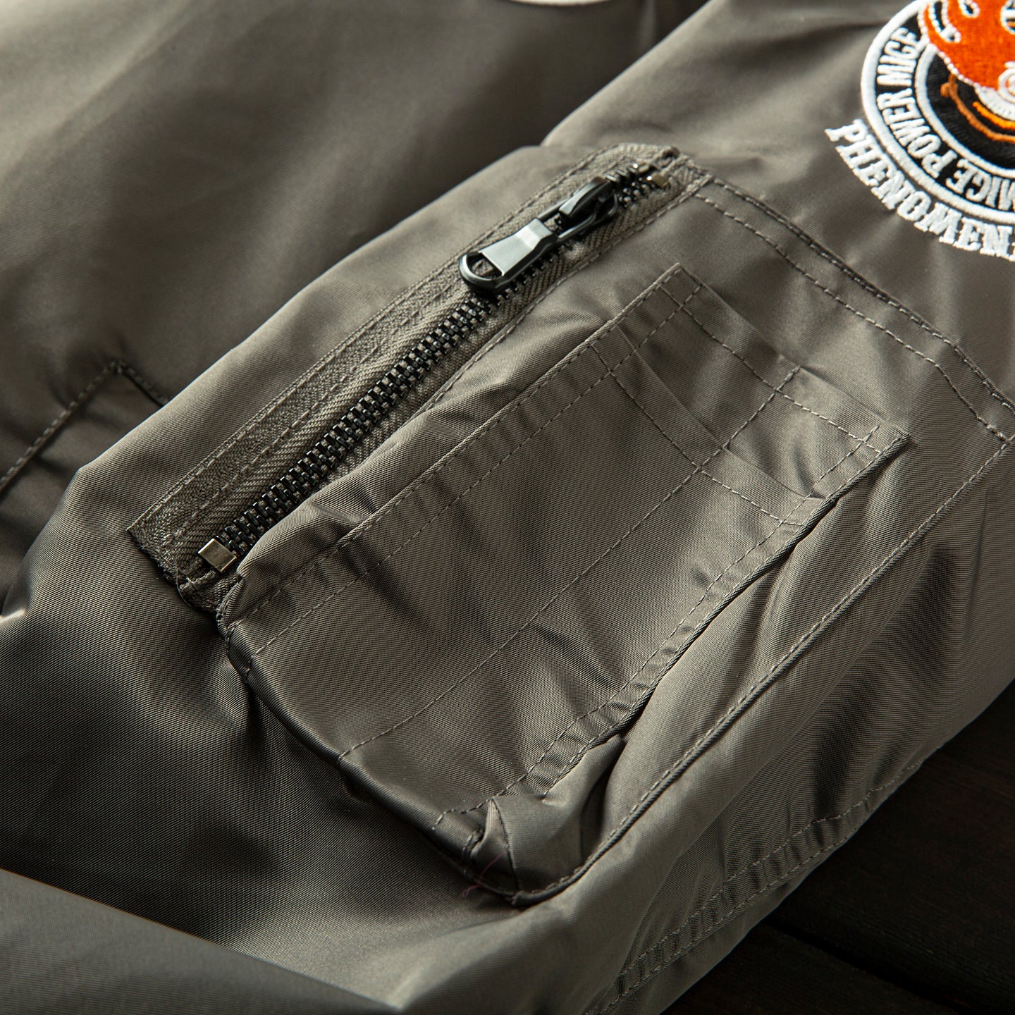 Men’s Heavy Embroidery Baseball-Collar Flight Jacket – Rugged Retro Casual for Fall