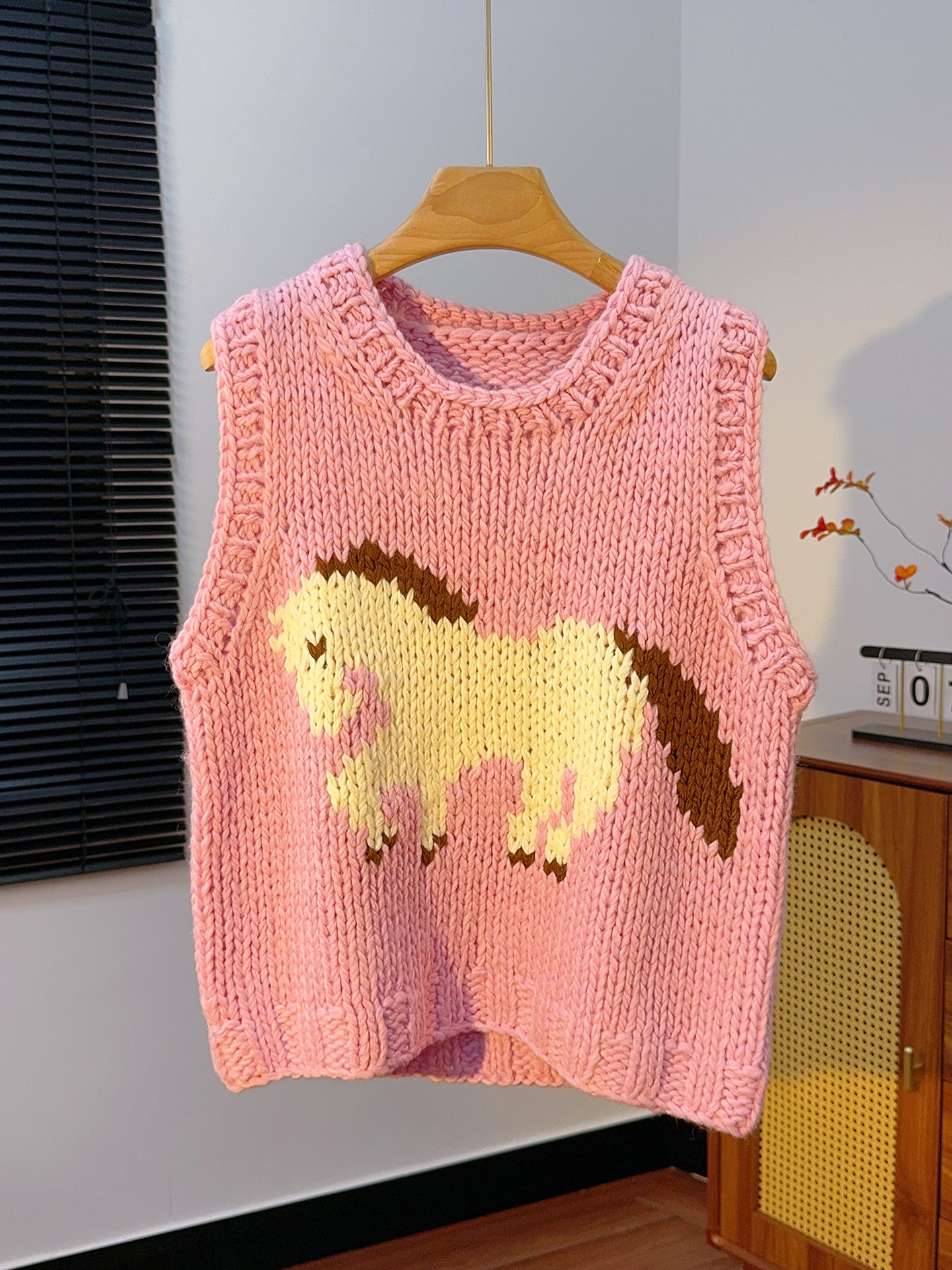 Hand-made Thick-Yarn Wool Vest – Vintage Pony Motif Knitted Sleeveless for Women