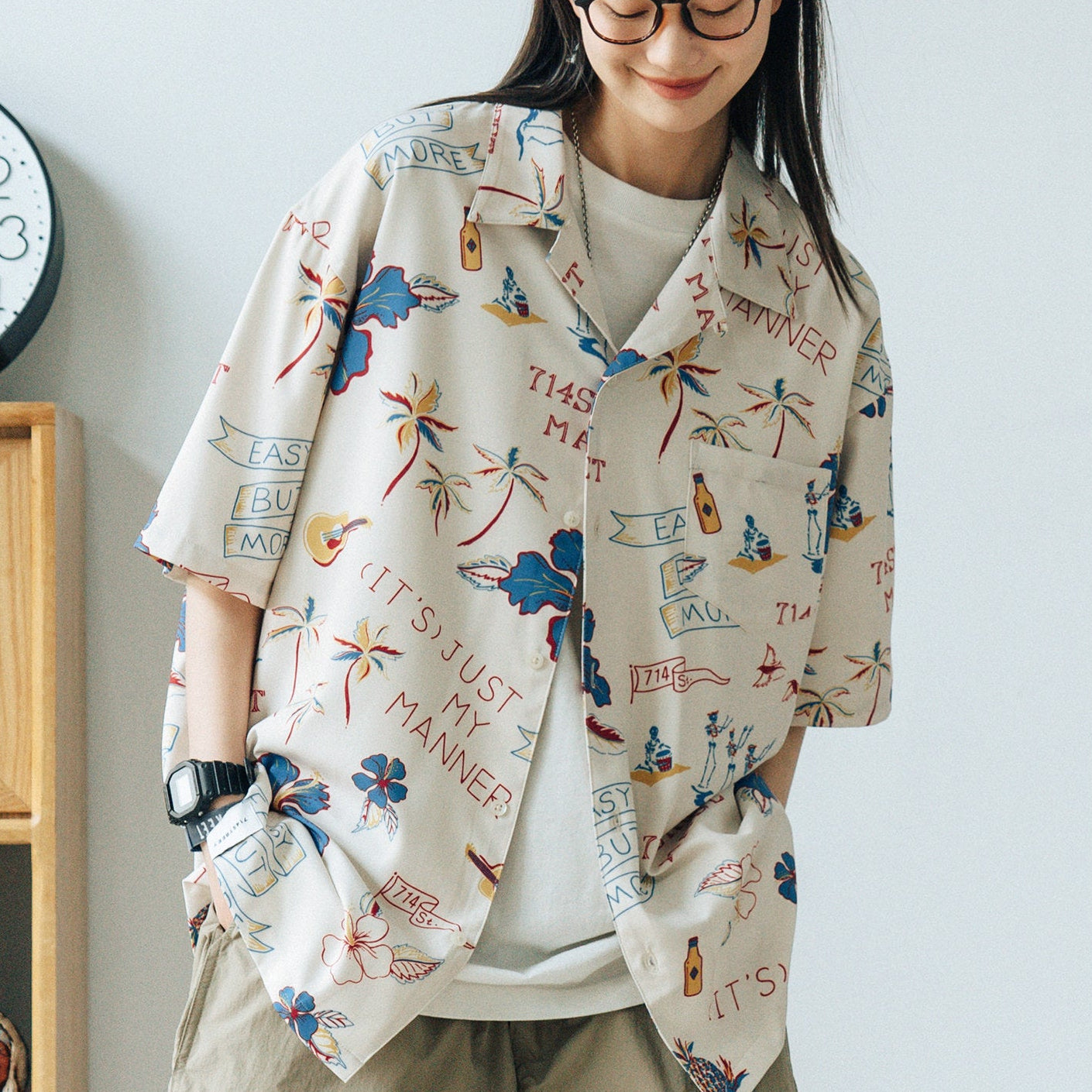 قميص هاواي صيفي بأكمام قصيرة بتصميم مريح ونقوش زهور للرجال والنساء، تصميم عصري، وأسلوب فريد.