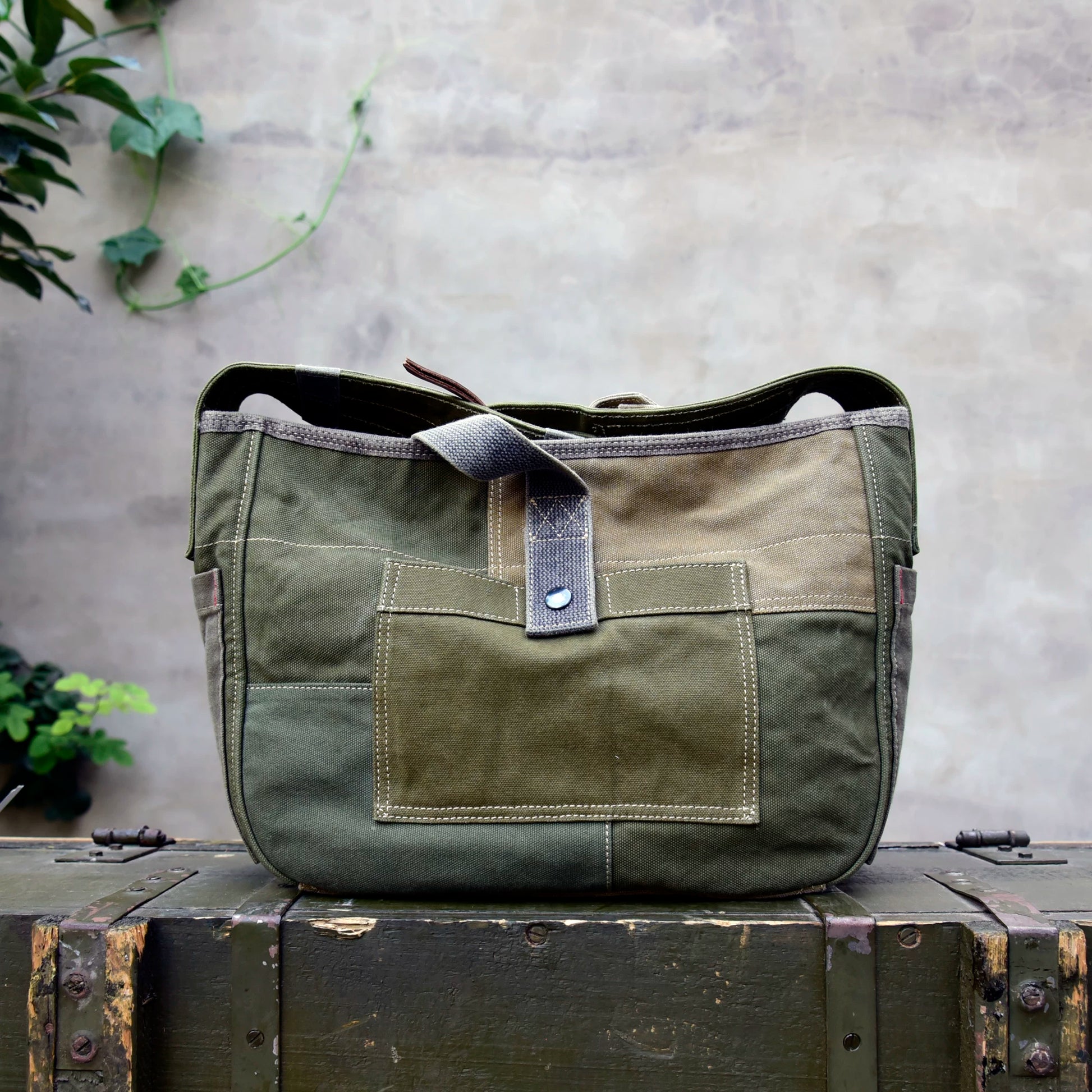 Heavy industry thickened canvas splicing Baijia cloth one-shoulder crossbody bag newsboy bag men's casual bag women's 8700