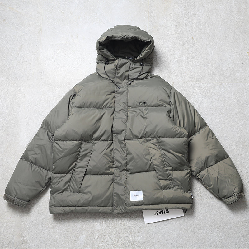 Thick, warm and waterproof mid-length down jacket