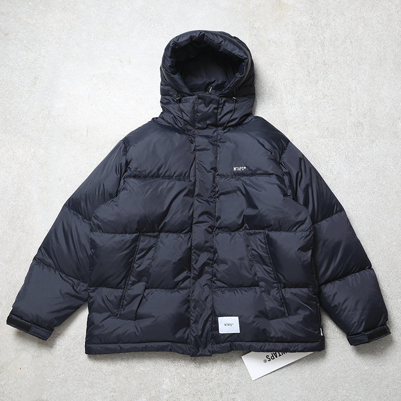 Thick, warm and waterproof mid-length down jacket