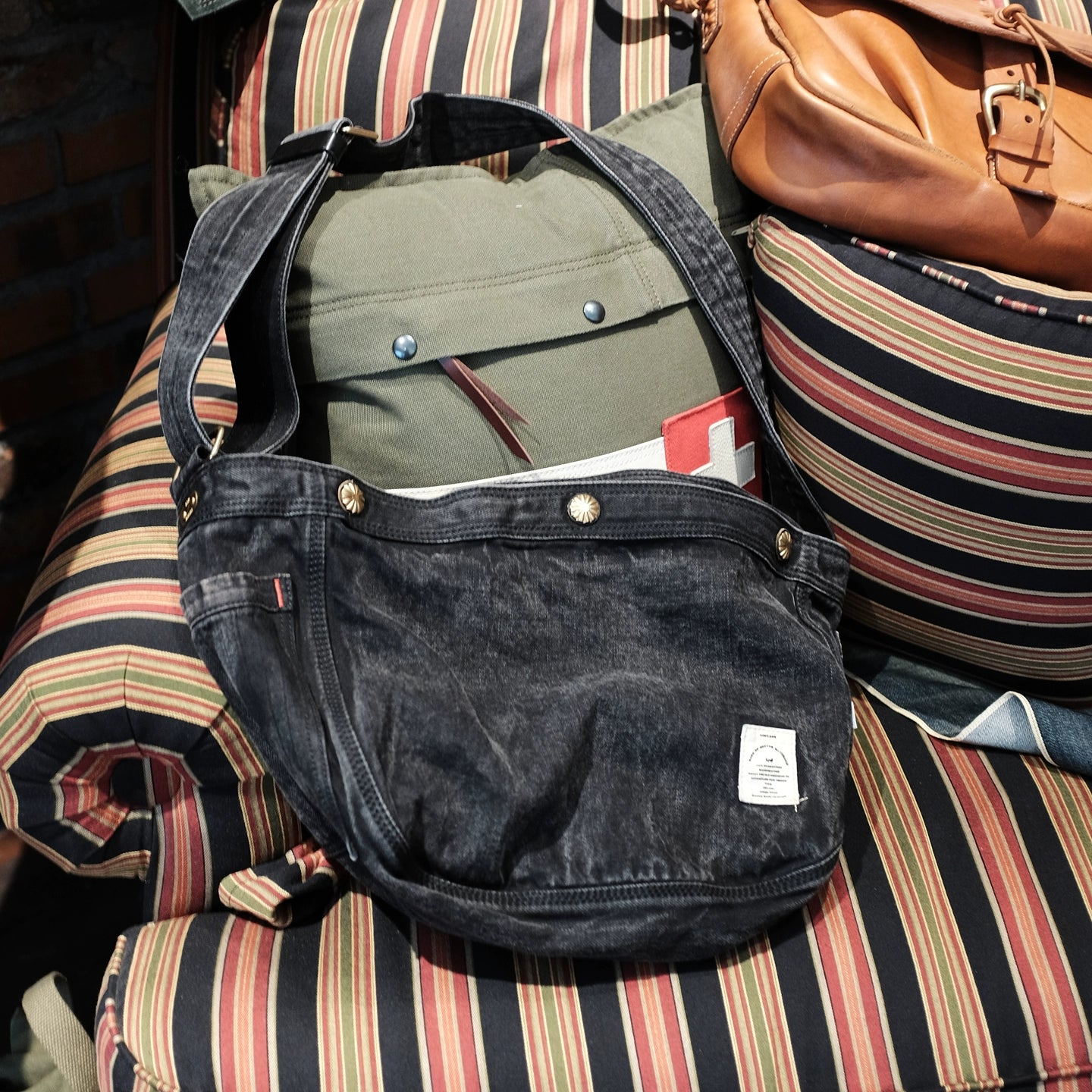 Haute couture hardware, heavyweight, washed, distressed canvas, crossbody bags, fashion dumpling bags, men's and women's denim bags