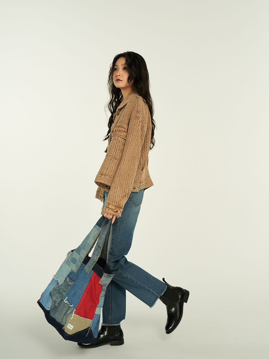 The star of the same style is the Tekablu Taco Blue large-capacity denim panel cross-body tote bag TKBLBAG002