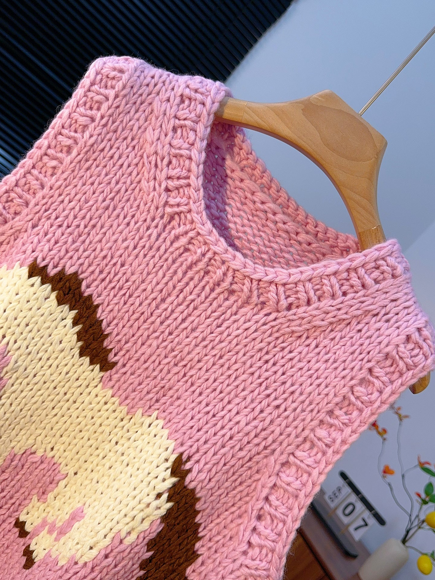 Hand-made Thick-Yarn Wool Vest – Vintage Pony Motif Knitted Sleeveless for Women