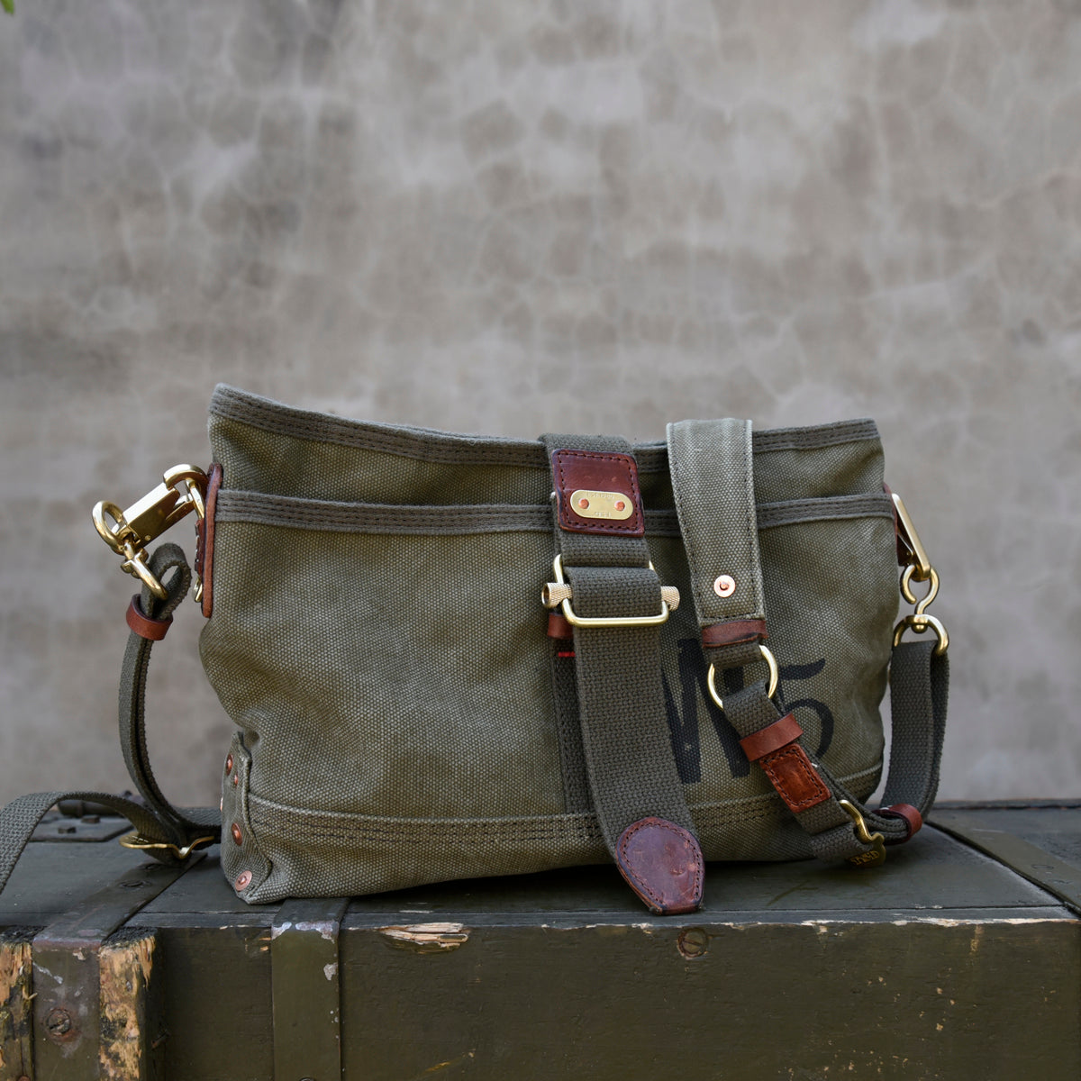 Heavy-Duty Washed Vintage Military Canvas Shoulder Crossbody Bag for Men and Women, Casual Bag with Retro Style