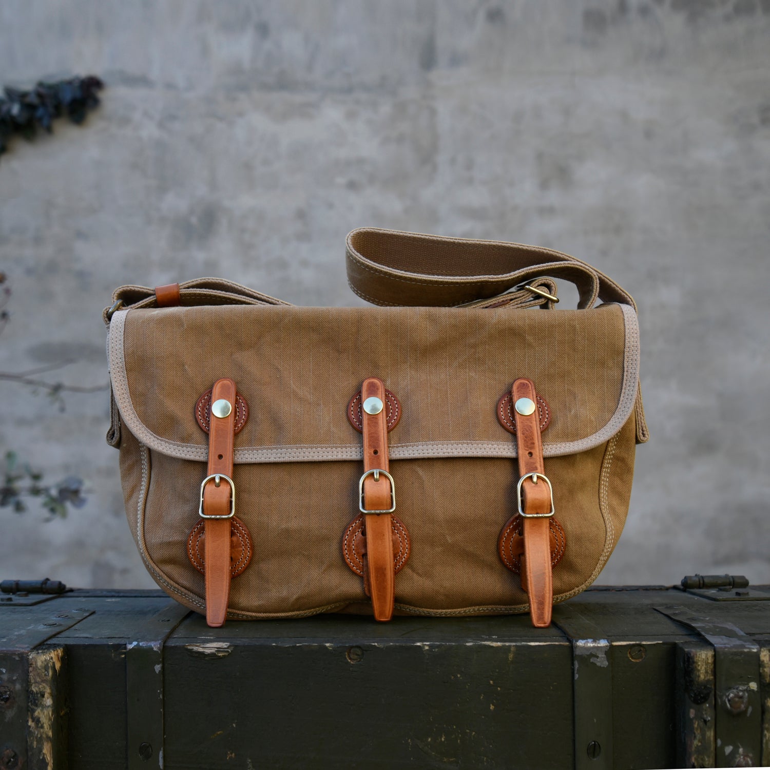 Heavy-Duty Washed Vintage Canvas with Top Layer Cowhide Single Shoulder Crossbody Bag Travel Bag Cycling Bag Large Three Yuan Bag